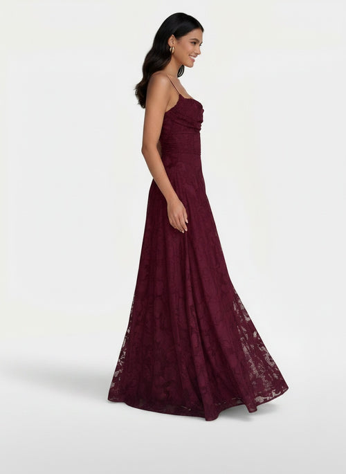 Side profile of the model wearing Vestido Mujer Ajustado Sin Espalda con Lazos