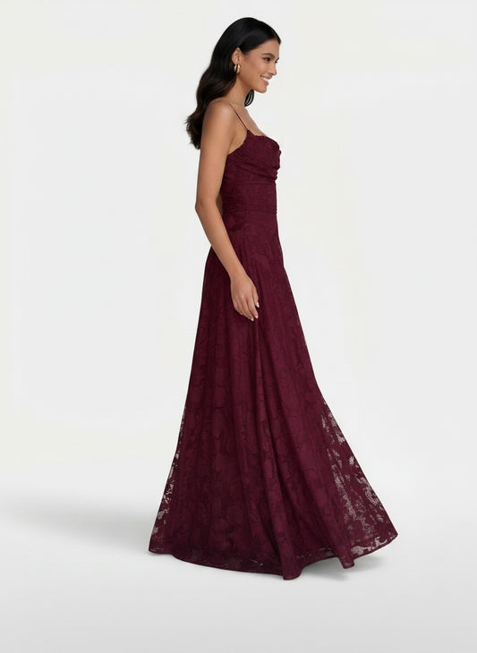 Side profile of the model wearing Vestido Mujer Ajustado Sin Espalda con Lazos
