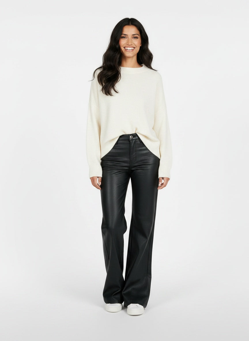 Full body view of the model wearing Pantalones Polipiel Mujer Rectos - Cintura Alta Casual