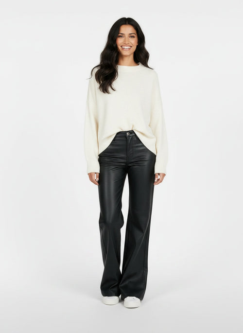 Full body view of the model wearing Pantalones Polipiel Mujer Rectos - Cintura Alta Casual