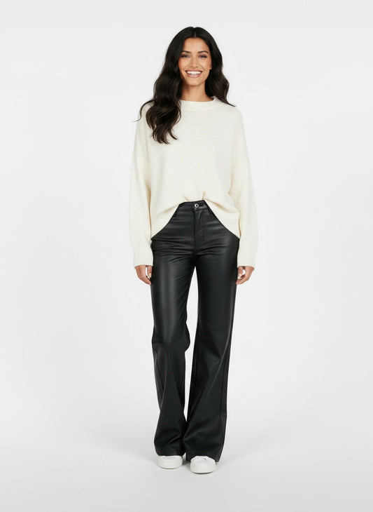 Full body view of the model wearing Pantalones Polipiel Mujer Rectos - Cintura Alta Casual