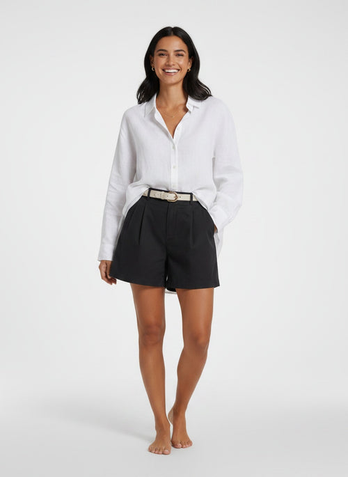 Full body view of the model wearing Pantalón Corto Elegante Mujer