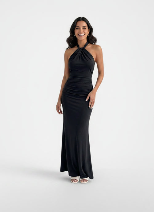 Full body view of the model wearing Vestido Largo Halter Elegante Mujer
