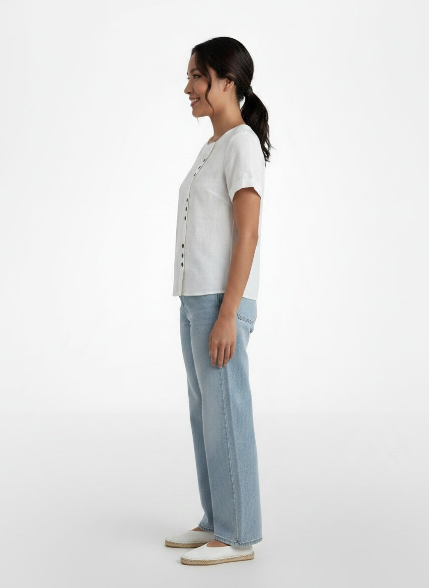 Side profile of the model wearing Camiseta Mujer Algodón Manga Corta