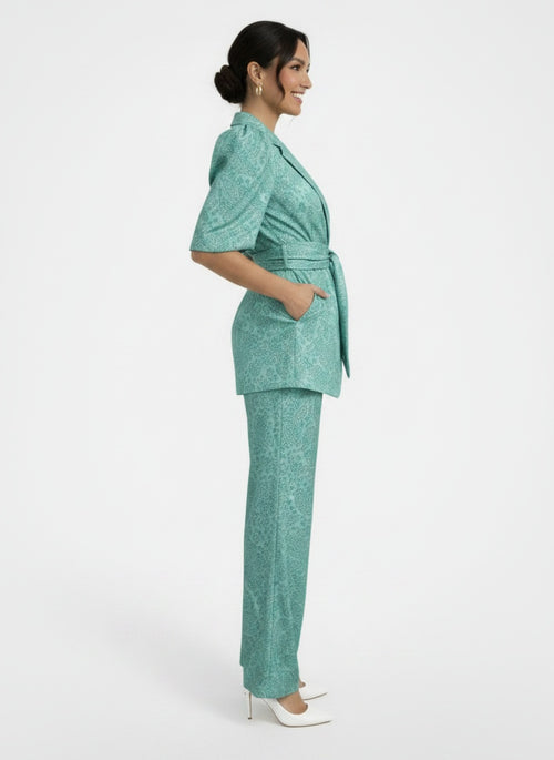 Side profile of the model wearing Conjunto Mujer Dos Piezas Elegante