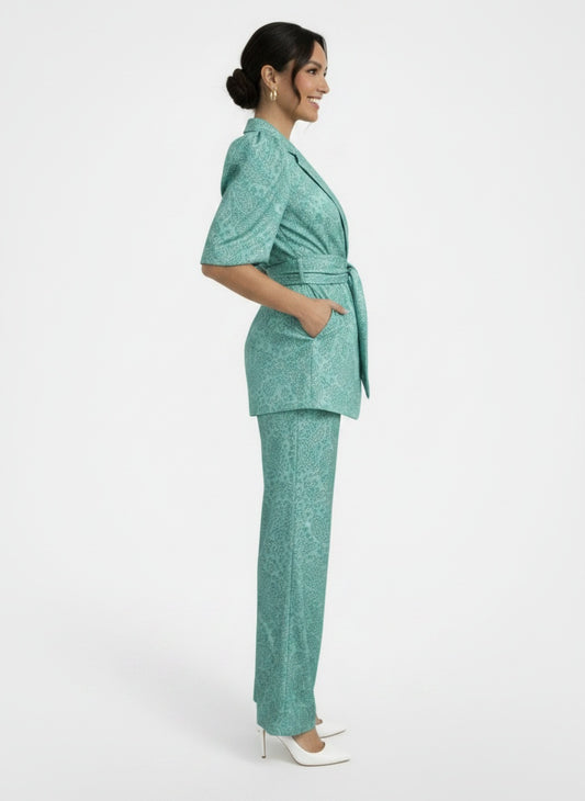 Side profile of the model wearing Conjunto Mujer Dos Piezas Elegante