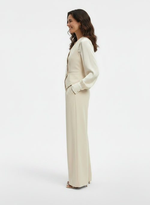 Side profile of the model wearing Conjunto Elegante Mujer Chaleco y Pantalón