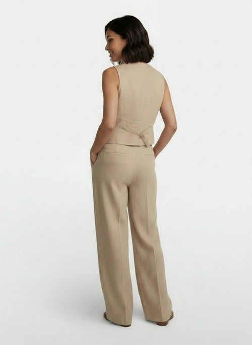 Back pose of the model wearing Traje Conjunto de Lino Mujer Cintura Alta Plisado