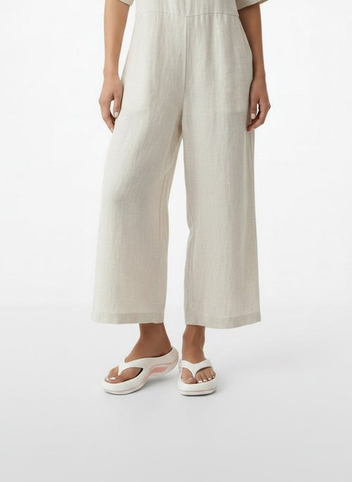 Close-up lower legs and shoes of the model wearing Chanclas Ortopédicas Mujer Verano