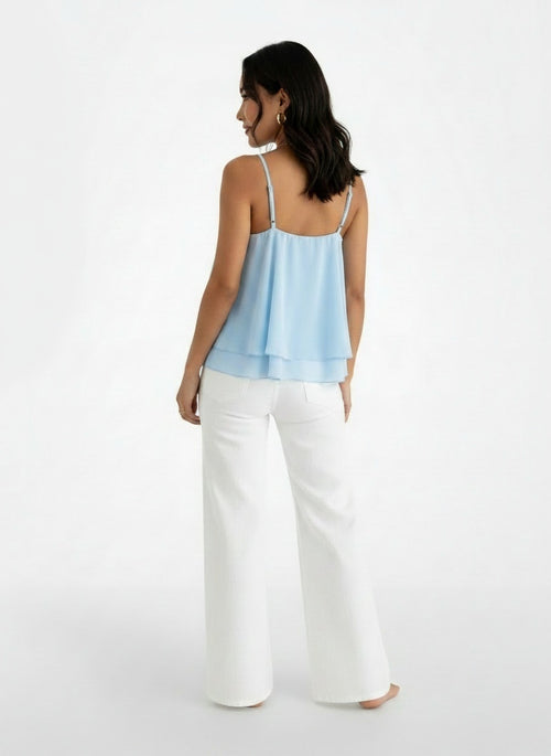 Back pose of the model wearing Top Camisola Mujer Perlas