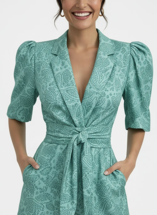Close-up of the model wearing Conjunto Mujer Dos Piezas Elegante