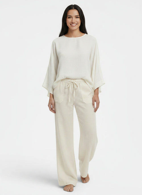Full body view of the model wearing Pantalones de Lino Mujer Pierna Ancha