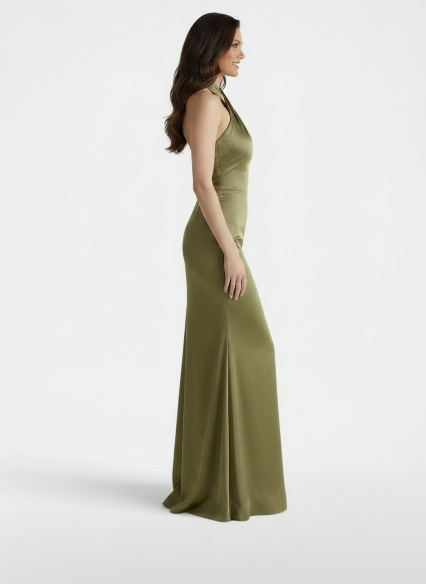 Side profile of the model wearing Vestido Maxi Mujer Halter Ajustado