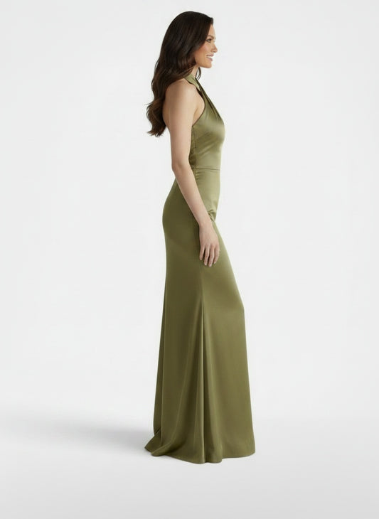 Side profile of the model wearing Vestido Maxi Mujer Halter Ajustado