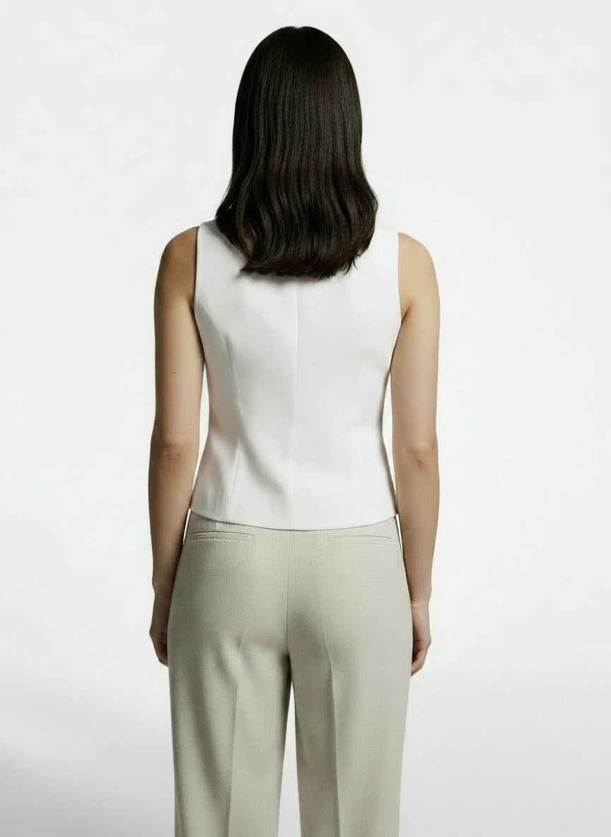Back pose of the model wearing Chaleco Mujer Slim Fit Retro Elegante – Moda Casual y Sofisticada