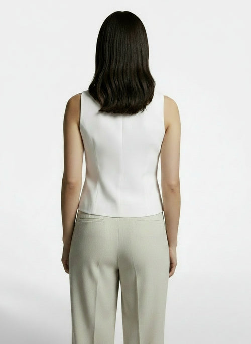 Back pose of the model wearing Chaleco Mujer Slim Fit Retro Elegante – Moda Casual y Sofisticada