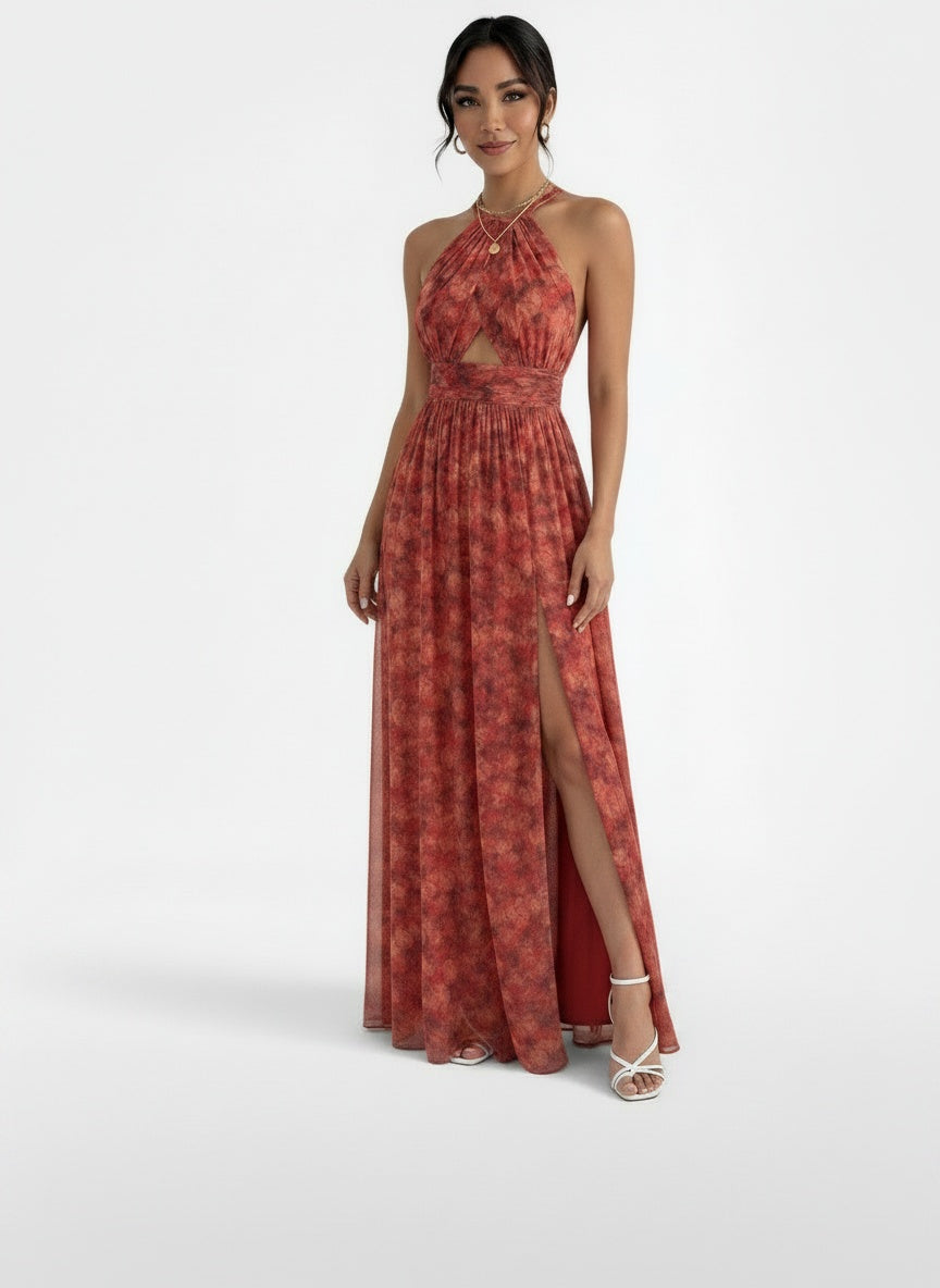Full body view of the model wearing Vestido Largo Halter Rojo Floral