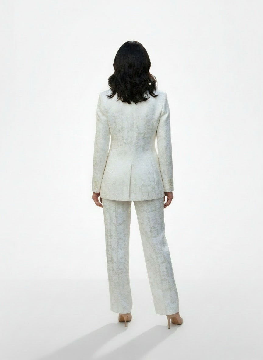 Back pose of the model wearing Conjunto Blazer y Pantalón Wide Leg para Mujer