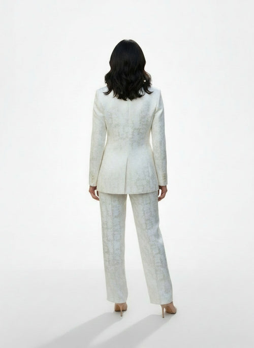 Back pose of the model wearing Conjunto Blazer y Pantalón Wide Leg para Mujer
