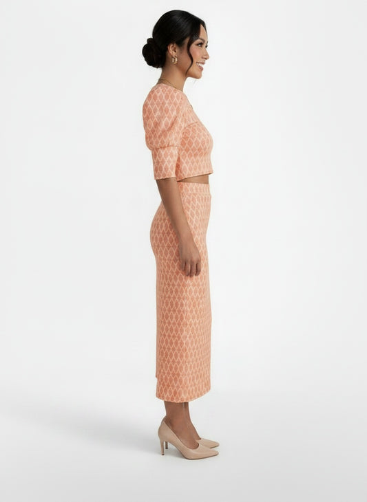 Side profile of the model wearing Conjunto Mujer 2 Piezas Top Corto y Falda con Abertura