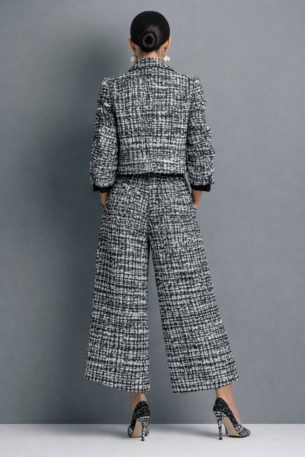 Traje de tweed mujer con chaqueta corta y pantalón ancho 6