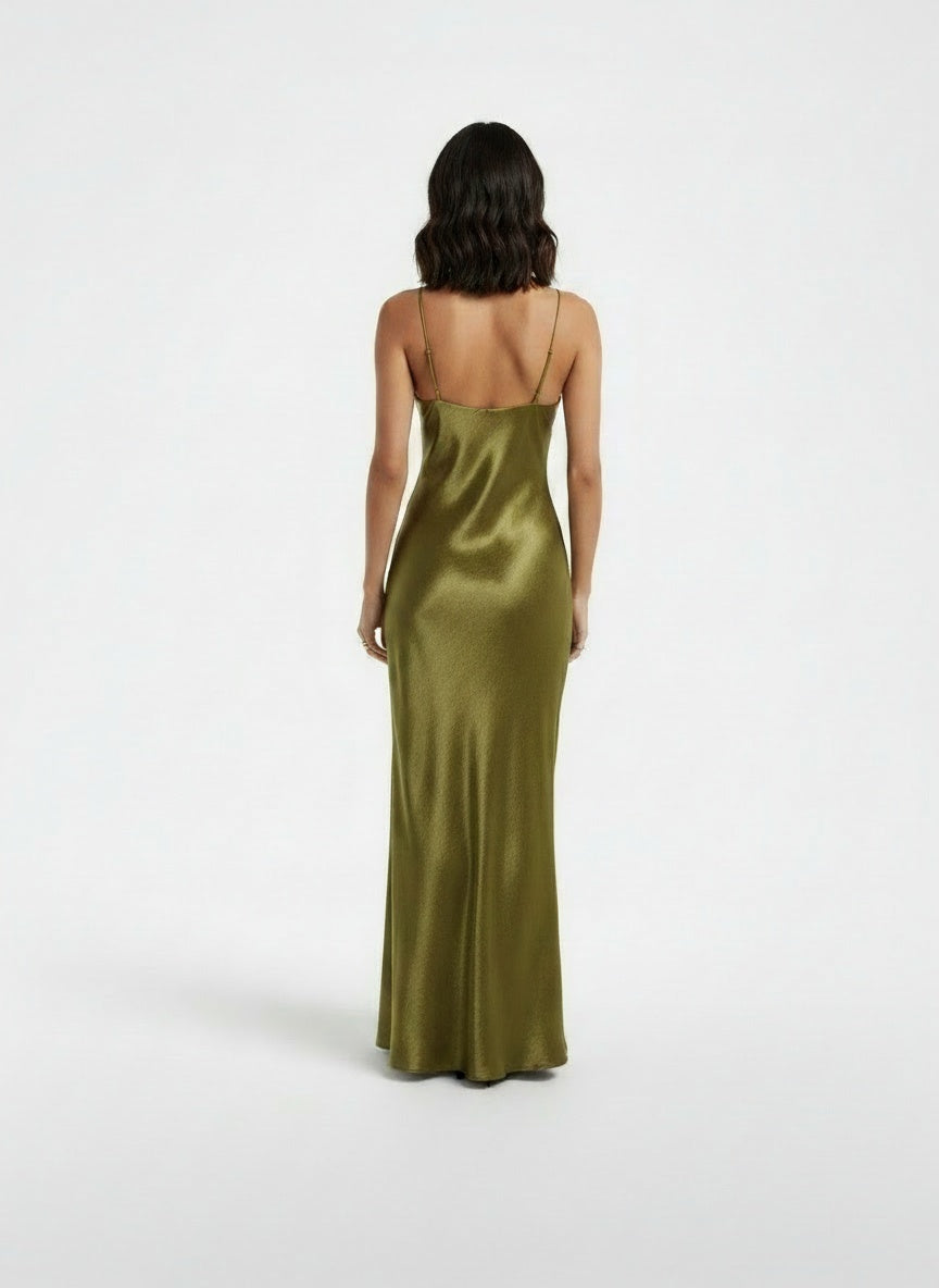 Back pose of the model wearing Vestido Lencero Satinado Verde Oliva