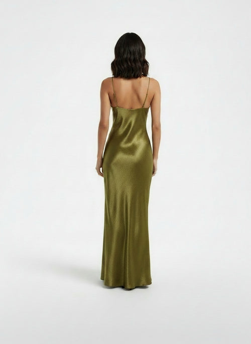 Back pose of the model wearing Vestido Lencero Satinado Verde Oliva