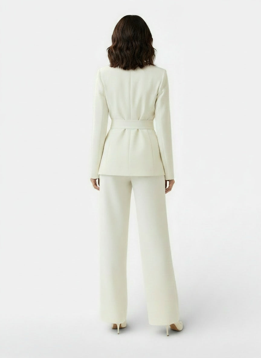 Back pose of the model wearing Conjunto Traje Mujer Blazer con Cordones