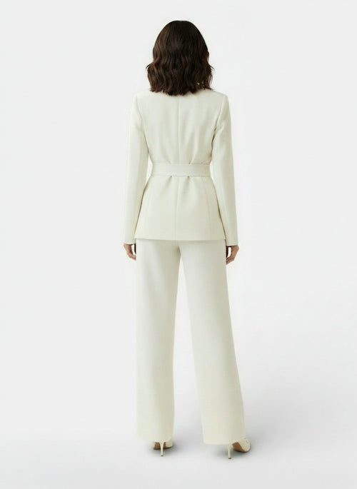 Back pose of the model wearing Conjunto Traje Mujer Blazer con Cordones