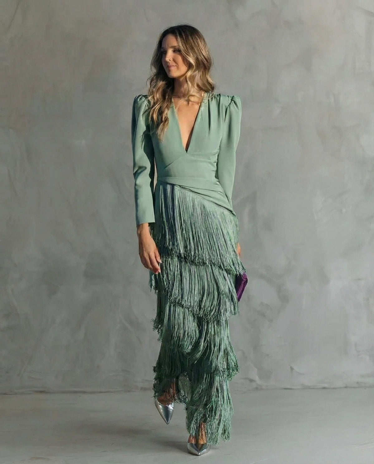 Vestido largo de flecos con escote en V y manga larga 1