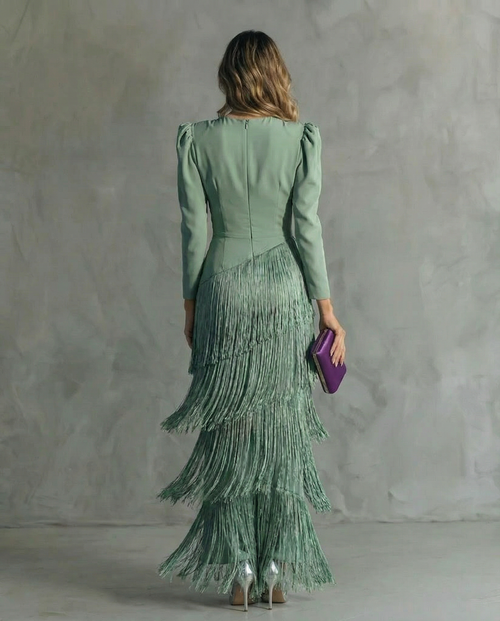 Vestido largo de flecos con escote en V y manga larga 7