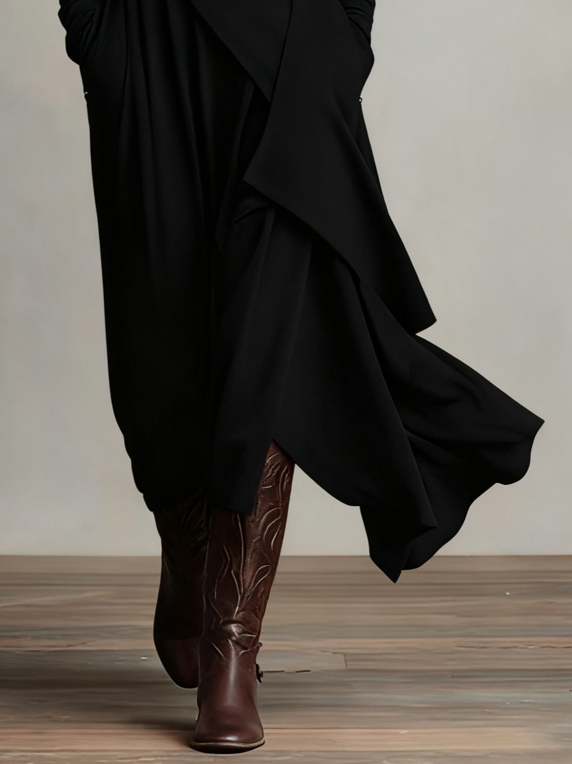 Vestido largo drapeado de manga larga con cuello alto asimétrico 7