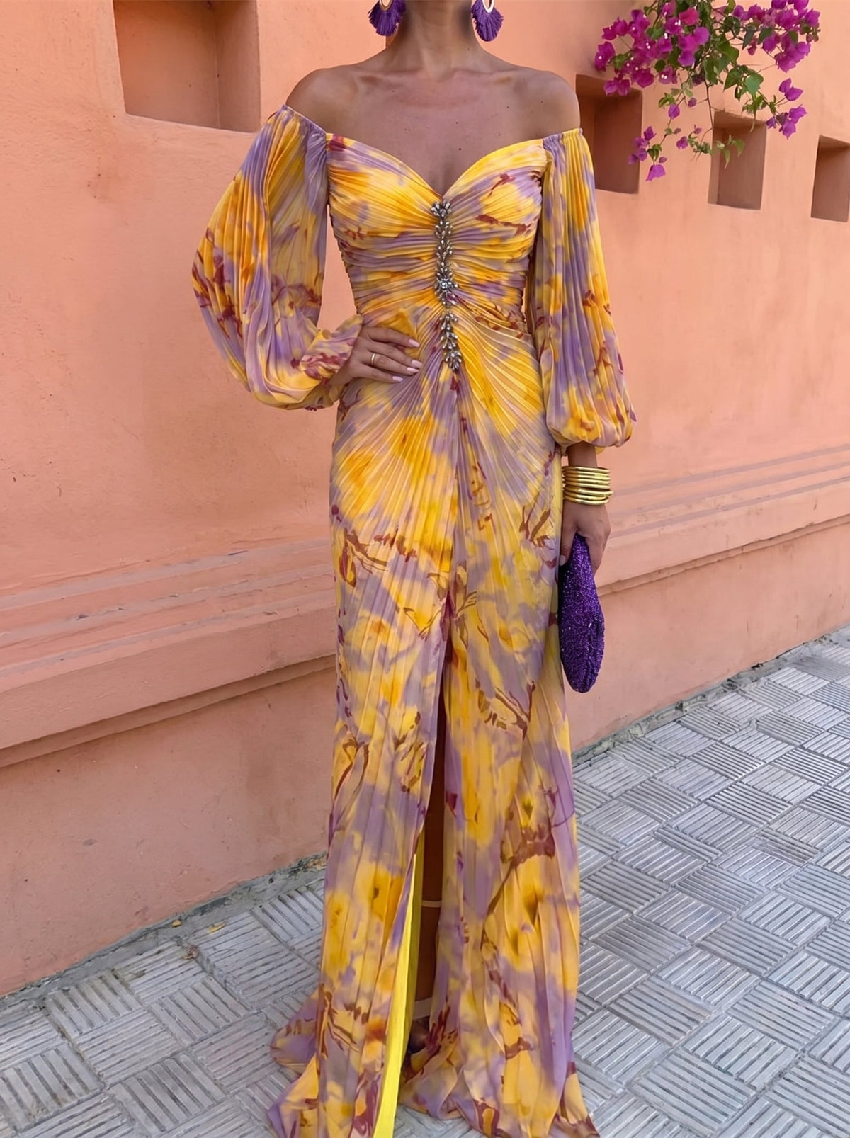 Vestido largo floral con hombros descubiertos y abertura frontal 1