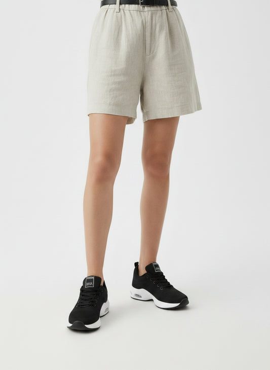Close-up lower legs and shoes of the model wearing Zapatillas Ortopédicas Mujer Cómodas y Transpirables