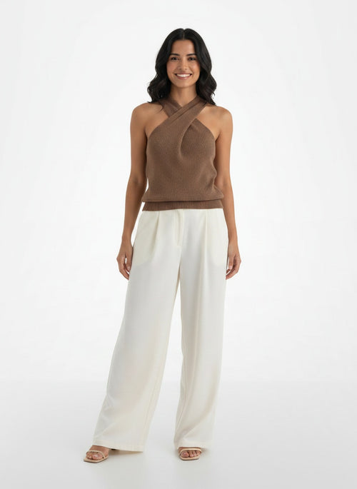 Full body view of the model wearing Top Halter Punto Mujer