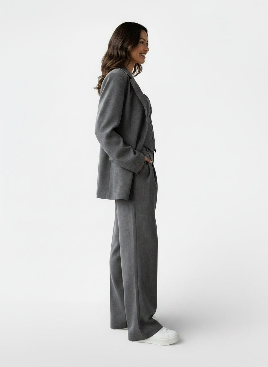 Side profile of the model wearing Conjunto Mujer 3 Piezas Primavera