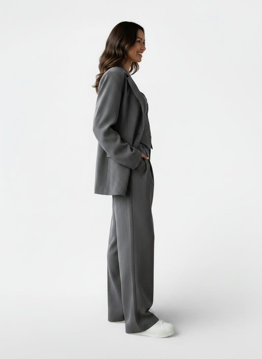 Side profile of the model wearing Conjunto Mujer 3 Piezas Primavera