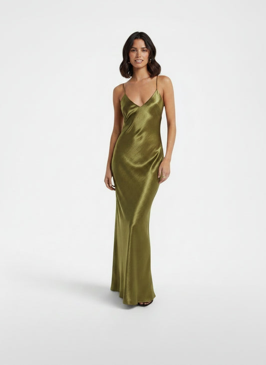 Full body view of the model wearing Vestido Lencero Satinado Verde Oliva