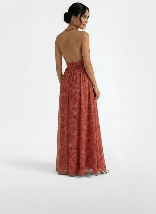 Back pose of the model wearing Vestido Largo Halter Rojo Floral