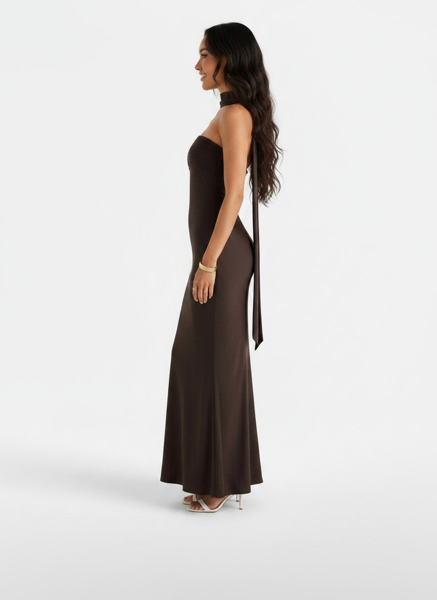 Side profile of the model wearing Vestido Largo Satén Encaje Mujer