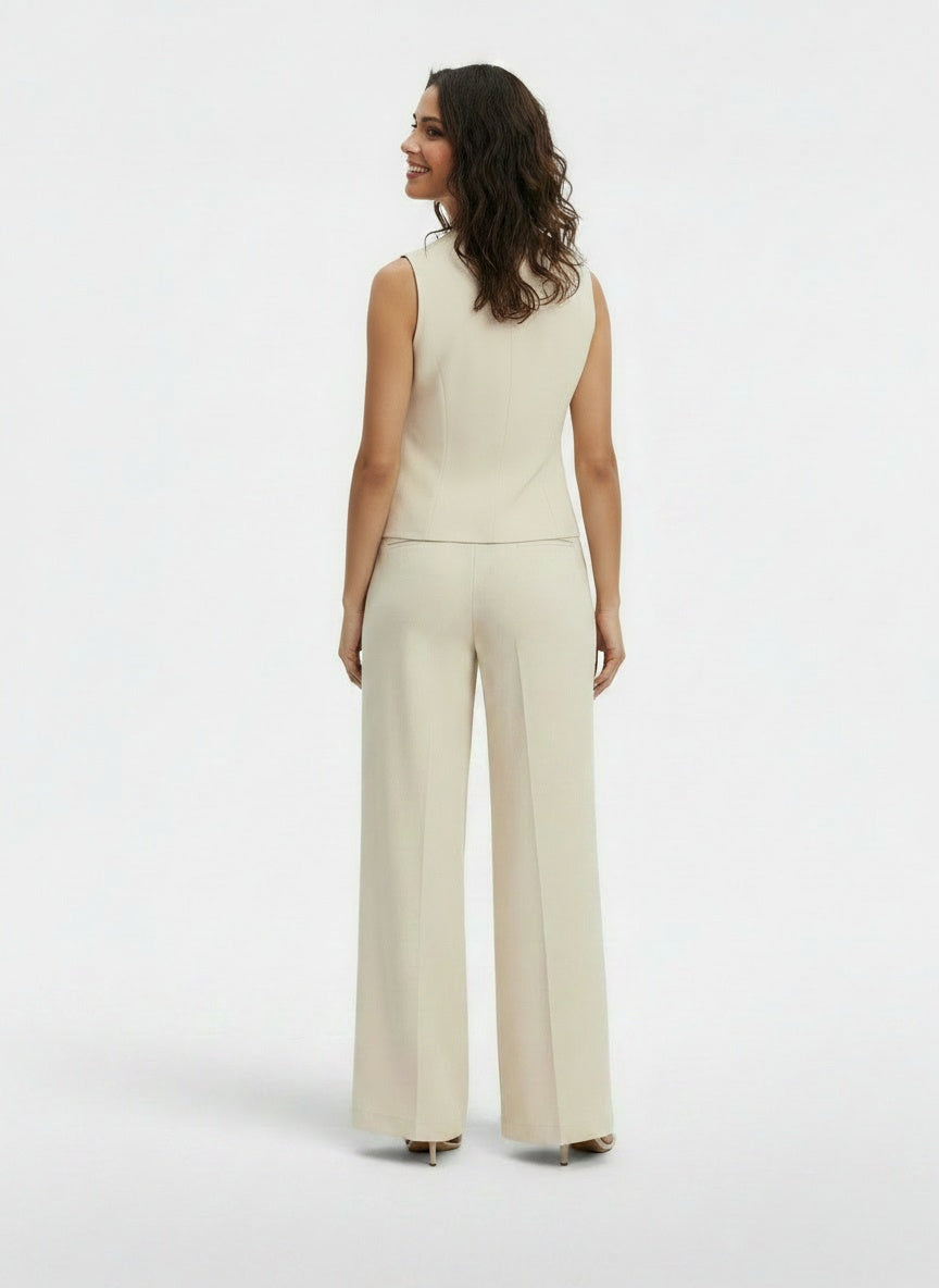Back pose of the model wearing Conjunto Elegante Mujer Chaleco y Pantalón