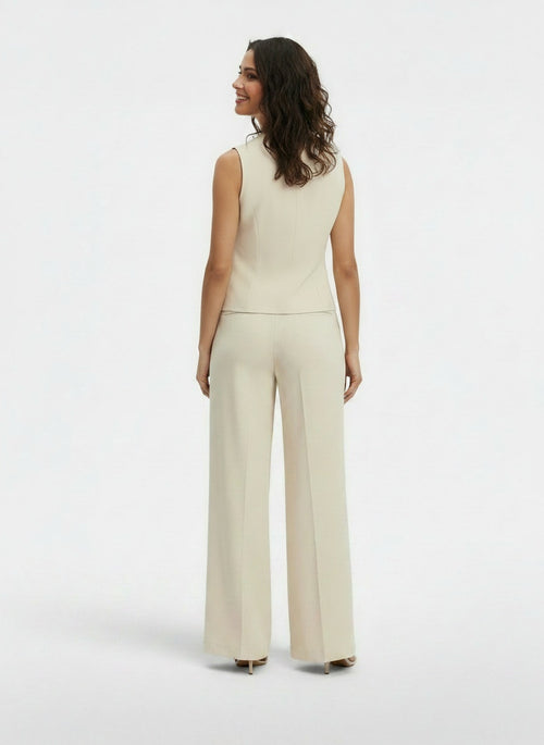 Back pose of the model wearing Conjunto Elegante Mujer Chaleco y Pantalón