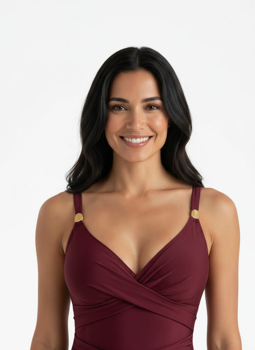 Close-up of the model wearing Bañador Deportivo Mujer Slim Fit