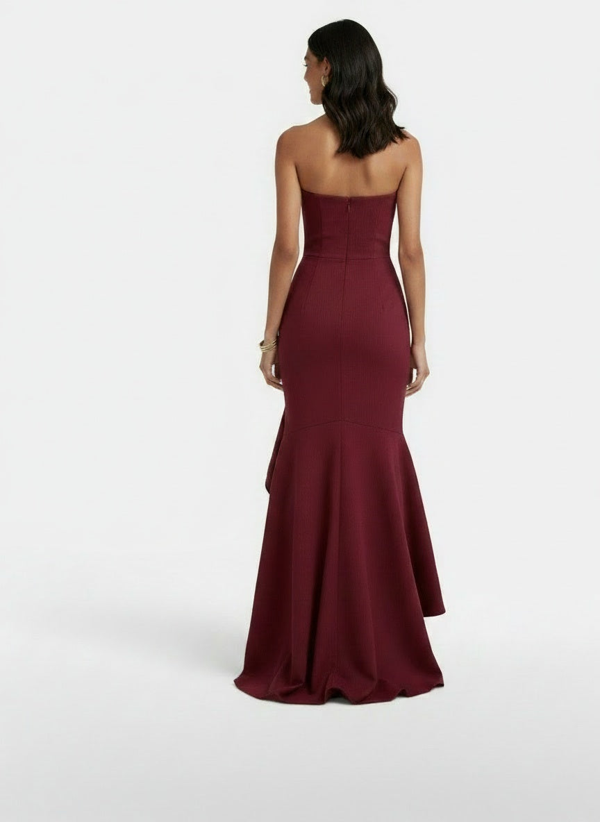 Back pose of the model wearing Vestido Palabra de Honor Asimétrico para Mujer Elegante