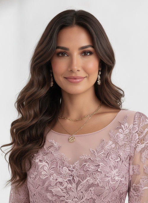 Close-up of the model wearing Vestido Fiesta Mujer Chiffon y Encaje
