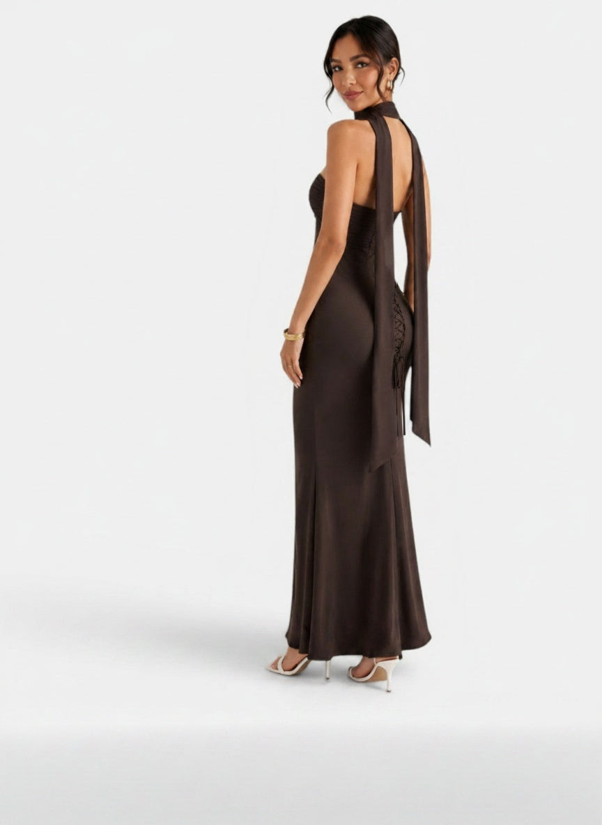 Back pose of the model wearing Vestido Largo Satén Encaje Mujer