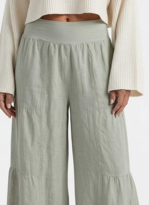 Close-up of the model's lower body wearing Pantalón Lino Mujer Ancho