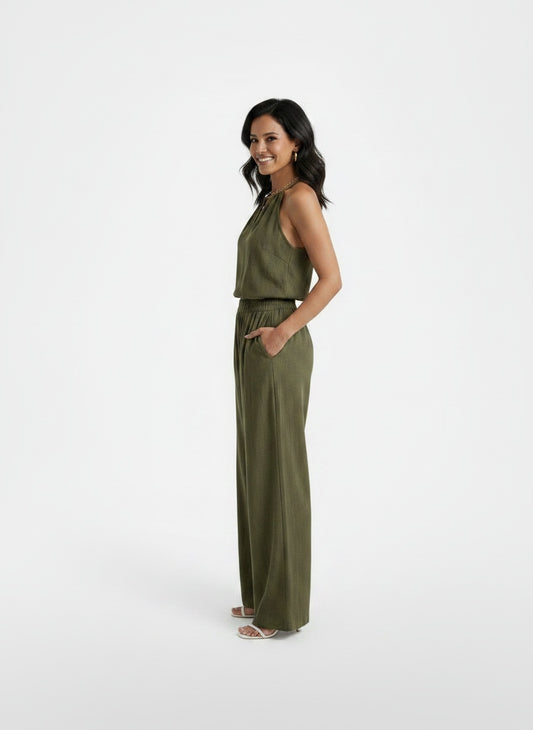 Side profile of the model wearing Conjunto Mujer Halter Calado de Lino y Pantalón Ancho