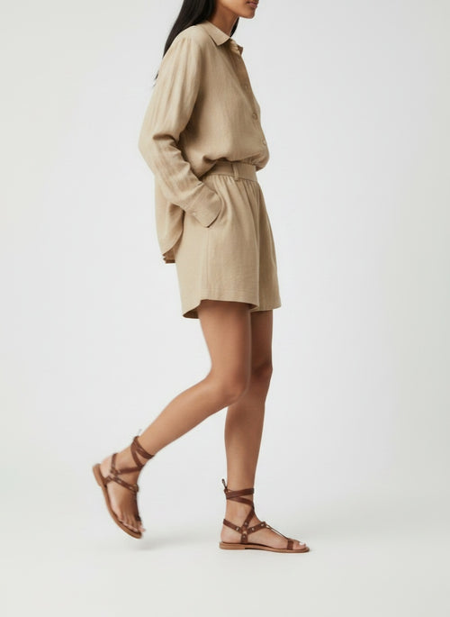 Walking motion of the model wearing Sandalias Mujer Serpiente Planas