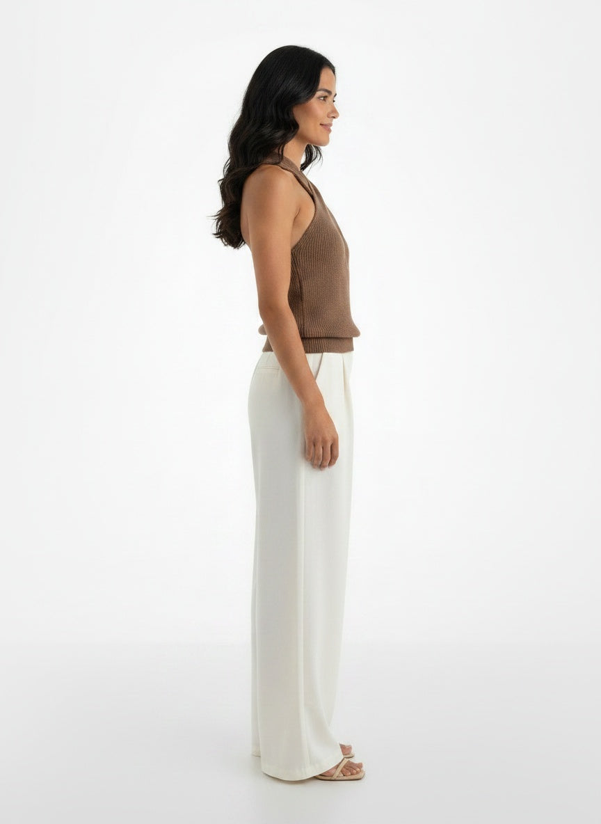 Side profile of the model wearing Top Halter Punto Mujer